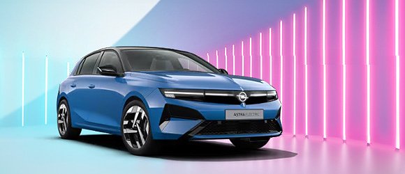 Blauer Opel Astra Elektro steht in Studio mit Neonlichtst&auml;ben. Hinweis im Bild: Beispielabbildung, Ausstattung kann abweichen.