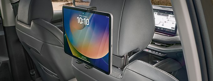 Tablet-Halterung an Autositzlehne im Fahrzeug montiert.
