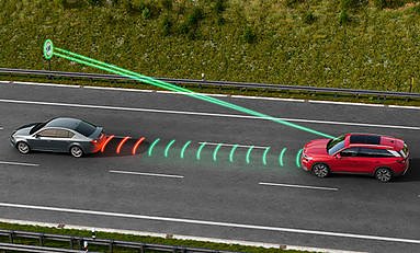 Grafik zwei Autos, wo die Abstandswarnung eingezeichnet wurde