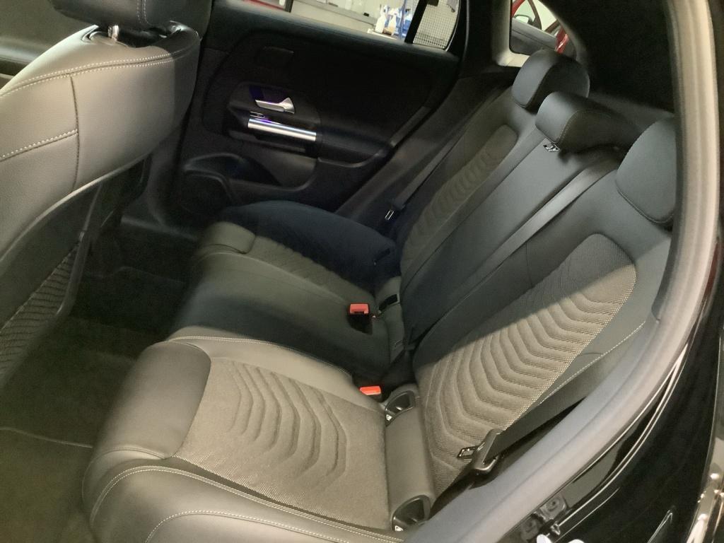 Mercedes-Benz GLA 220 d 4MATIC NIGHT+AHK+PANO+MBUX+18+8G-DCT Mercedes-Benz GLA 220 d 4MATIC NIGHT+AHK+PANO+MBUX+18+8G-DCT