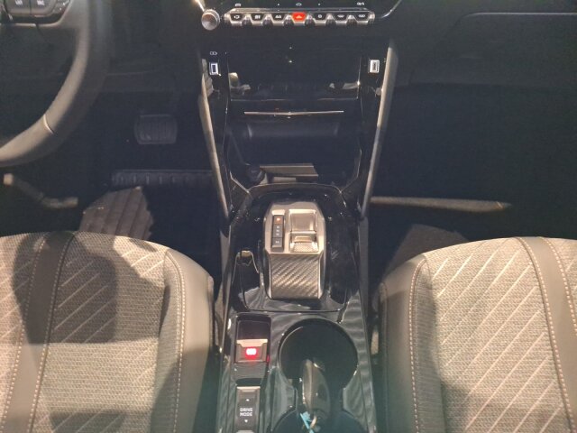 Peugeot 2008 Allure 130 AT8 +LED+Navi+SHZ+GJR+LM+ Peugeot 2008 Allure 130 AT8 +LED+Navi+SHZ+GJR+LM+