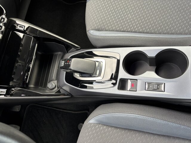 Peugeot e-2008 Allure 136 +11KW OBC+EPH+SHZ+Kamera+ Peugeot e-2008 Allure 136 +11KW OBC+EPH+SHZ+Kamera+