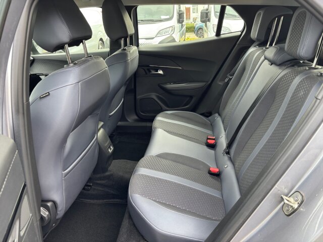 Peugeot e-2008 Allure 136 +11KW OBC+EPH+SHZ+Kamera+ Peugeot e-2008 Allure 136 +11KW OBC+EPH+SHZ+Kamera+