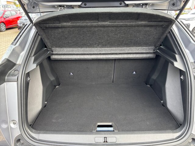 Peugeot e-2008 Allure 136 +11KW OBC+EPH+SHZ+Kamera+ Peugeot e-2008 Allure 136 +11KW OBC+EPH+SHZ+Kamera+