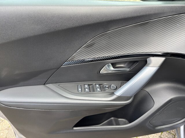 Peugeot e-2008 Allure 136 +11KW OBC+EPH+SHZ+Kamera+ Peugeot e-2008 Allure 136 +11KW OBC+EPH+SHZ+Kamera+