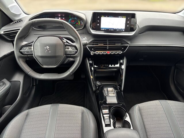 Peugeot e-208 Allure 136 +11KW OBC+Navi+EPH+SHZ Peugeot e-208 Allure 136 +11KW OBC+Navi+EPH+SHZ