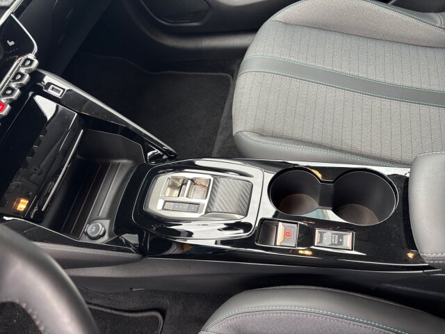 Peugeot e-208 Allure 136 +11KW OBC+Navi+EPH+SHZ Peugeot e-208 Allure 136 +11KW OBC+Navi+EPH+SHZ