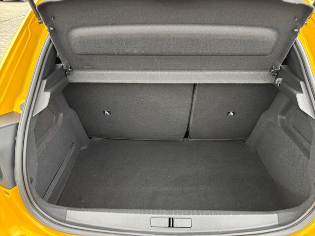 Peugeot e-208 Allure 136 +11KW OBC+Navi+EPH+SHZ Peugeot e-208 Allure 136 +11KW OBC+Navi+EPH+SHZ