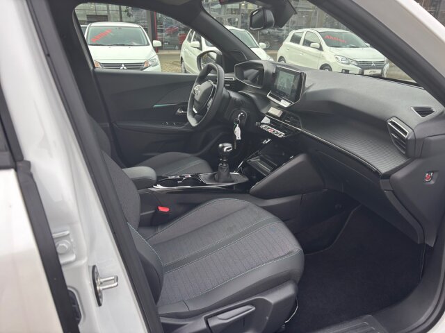 Peugeot 2008 Allure Pack 130 +Kamera+Navi+SHZ+LED+ Peugeot 2008 Allure Pack 130 +Kamera+Navi+SHZ+LED+