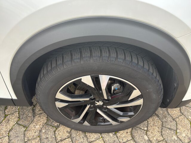 Peugeot 2008 Allure Pack 130 +Kamera+Navi+SHZ+LED+ Peugeot 2008 Allure Pack 130 +Kamera+Navi+SHZ+LED+