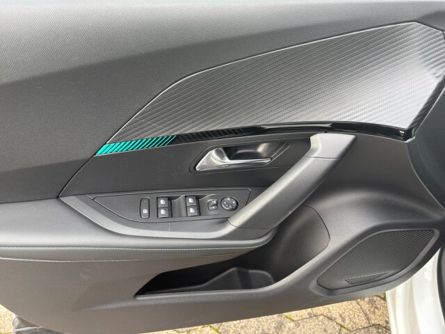 Peugeot 2008 Allure Pack 130 +Kamera+Navi+SHZ+LED+ Peugeot 2008 Allure Pack 130 +Kamera+Navi+SHZ+LED+