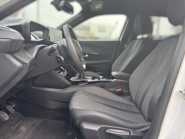 Peugeot 2008 Allure Pack 130 +Kamera+Navi+SHZ+LED+ Peugeot 2008 Allure Pack 130 +Kamera+Navi+SHZ+LED+