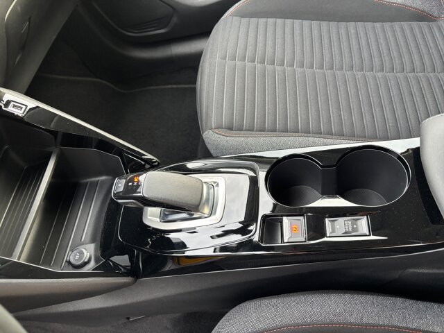 Peugeot e-208 Active 136 +11 KW OBC+DAB+Navi+SHZ Peugeot e-208 Active 136 +11 KW OBC+DAB+Navi+SHZ