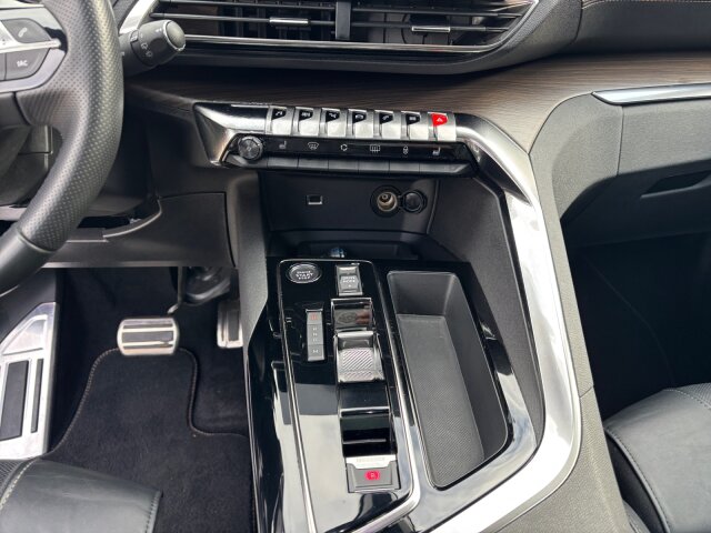 Peugeot 5008 GT BHDi 130 EAT8 +Kamera+LED+Pano-Dach+Navi Peugeot 5008 GT BHDi 130 EAT8 +Kamera+LED+Pano-Dach+Navi