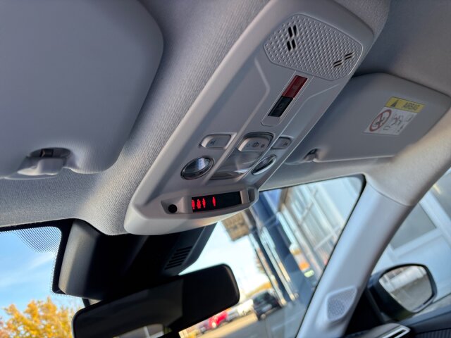 Peugeot E-208 Business 136 11 KW Charger+SHZ+Kamera+EPH Peugeot E-208 Business 136 11 KW Charger+SHZ+Kamera+EPH