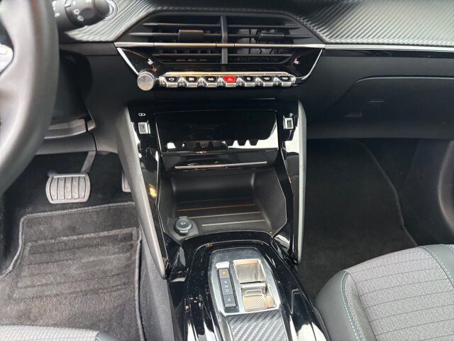 Peugeot e208 Allure 136 +11 KW OBC+LED+EPH+SHZ+ Peugeot e208 Allure 136 +11 KW OBC+LED+EPH+SHZ+