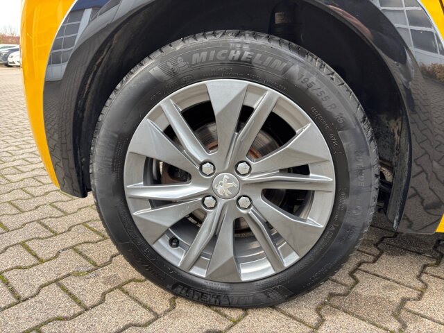 Peugeot e208 136 Active Pack 11 KW Charger+SHZ+EPH Peugeot e208 136 Active Pack 11 KW Charger+SHZ+EPH