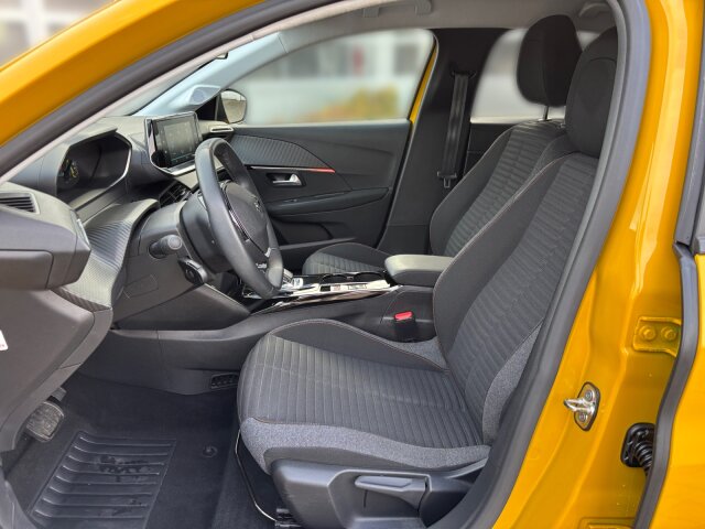 Peugeot e208 136 Active Pack 11 KW Charger+SHZ+EPH Peugeot e208 136 Active Pack 11 KW Charger+SHZ+EPH