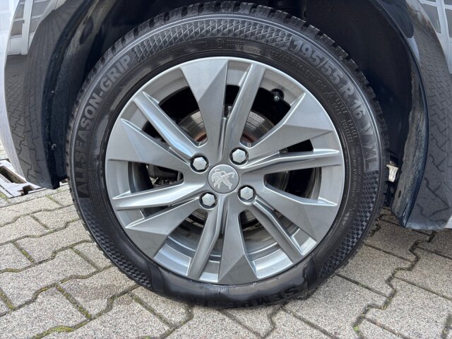 Peugeot e208 136 Allure Pack 11 KW Charger+Navi+SHZ+EPH Peugeot e208 136 Allure Pack 11 KW Charger+Navi+SHZ+EPH