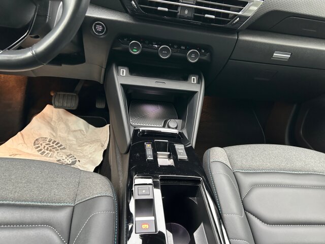 Citroën e-C4 Shine 136 +11KW OBC+SHZ+LED+Kamera+ Citroën e-C4 Shine 136 +11KW OBC+SHZ+LED+Kamera+