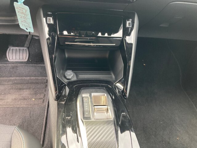 Peugeot 2008 Allure 130 +EPH+Navi+SHZ+Automatik Peugeot 2008 Allure 130 +EPH+Navi+SHZ+Automatik