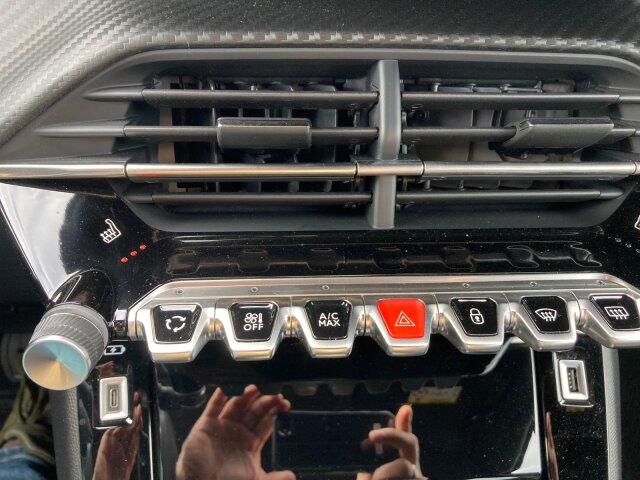 Peugeot 2008 Allure 130 +EPH+Navi+SHZ+Automatik Peugeot 2008 Allure 130 +EPH+Navi+SHZ+Automatik