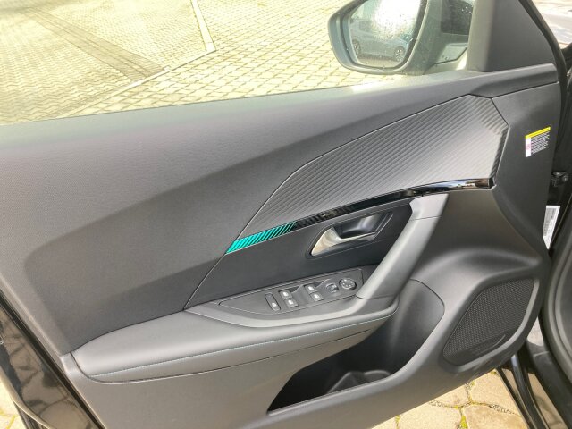 Peugeot 2008 Allure 130 +EPH+Navi+SHZ+Automatik Peugeot 2008 Allure 130 +EPH+Navi+SHZ+Automatik