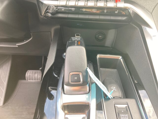 Peugeot 3008 Allure Pack 130 +Kamera+Navi+LED+SHZ+ Peugeot 3008 Allure Pack 130 +Kamera+Navi+LED+SHZ+