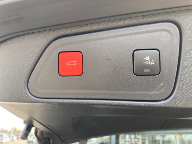 Peugeot 3008 Allure Pack 130 +Kamera+Navi+LED+SHZ+ Peugeot 3008 Allure Pack 130 +Kamera+Navi+LED+SHZ+