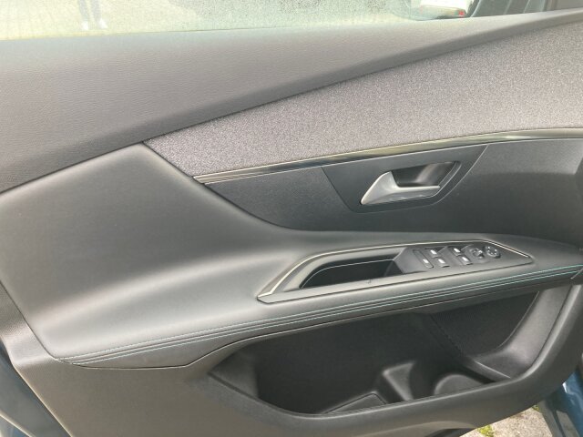 Peugeot 3008 Allure Pack 130 +Kamera+Navi+LED+SHZ+ Peugeot 3008 Allure Pack 130 +Kamera+Navi+LED+SHZ+